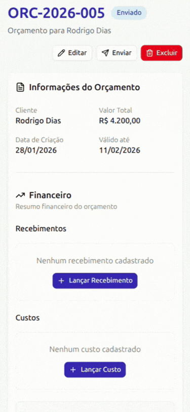 Profissional conferindo orçamento no celular